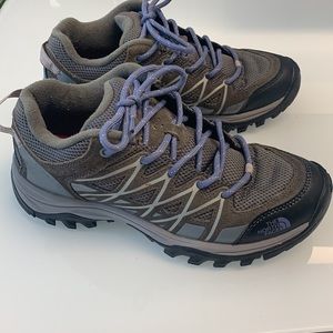 The Northface Women’s hiking boots Size: 7